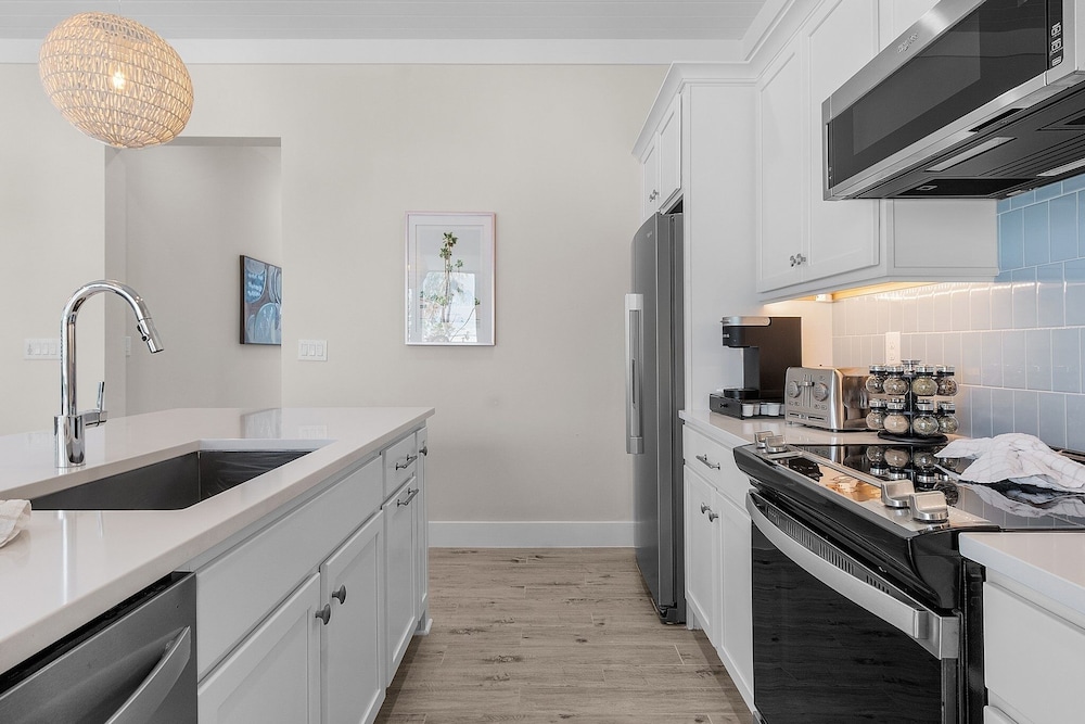 211 Blue Palm: Spacious 5-Bedroom Pool Home, Steps from Beach! 5 Home