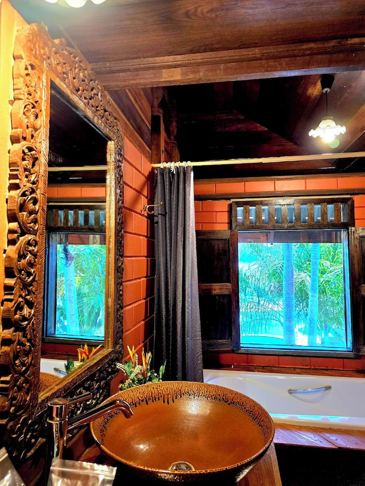 Kaengkrachan Boathouse Paradise Resort