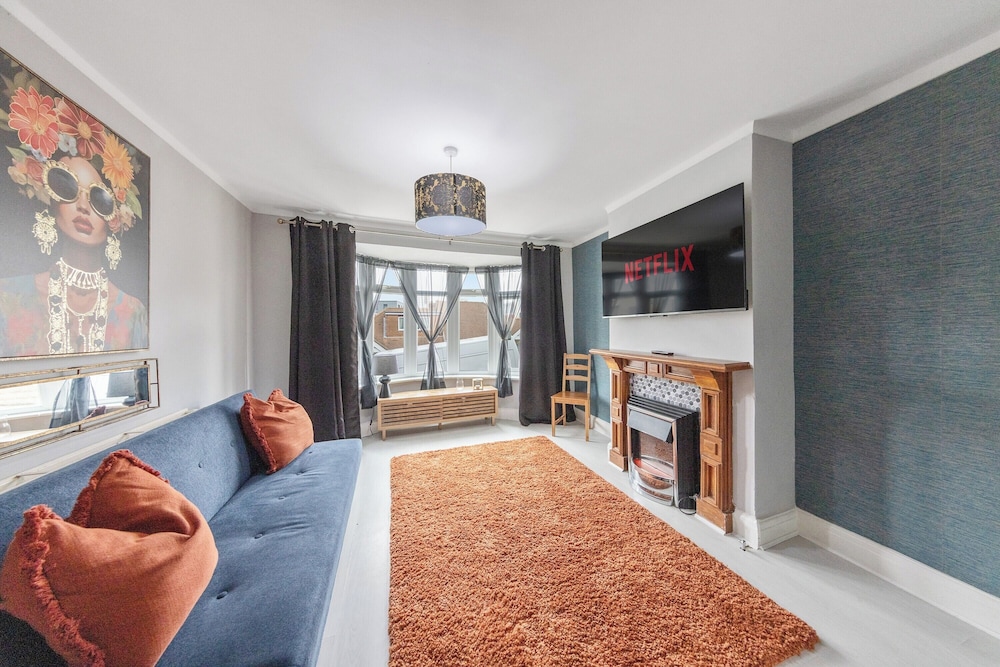 4 Bd House - Sleeps 8 With Garden & Parking