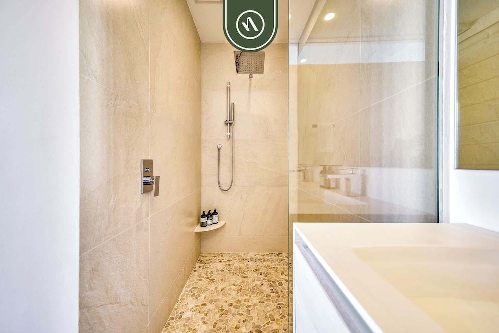 Oceanview Luxury Condo - Private Beach - Rooftpop