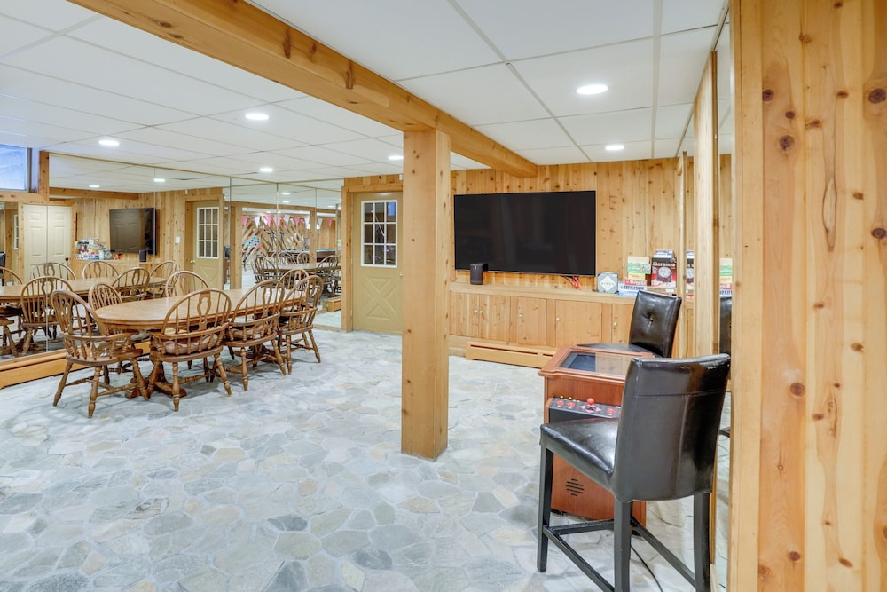 3 Mi to Colgate Lake: Mtn-view Home, Deck + Grill!