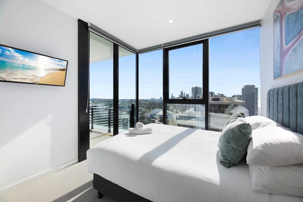 Elegant 2-bed Broadbeach Hotel With Ocean View