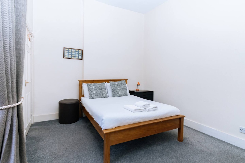Bright High-ceiling 2BD Flat - Central Edinburgh! view 4