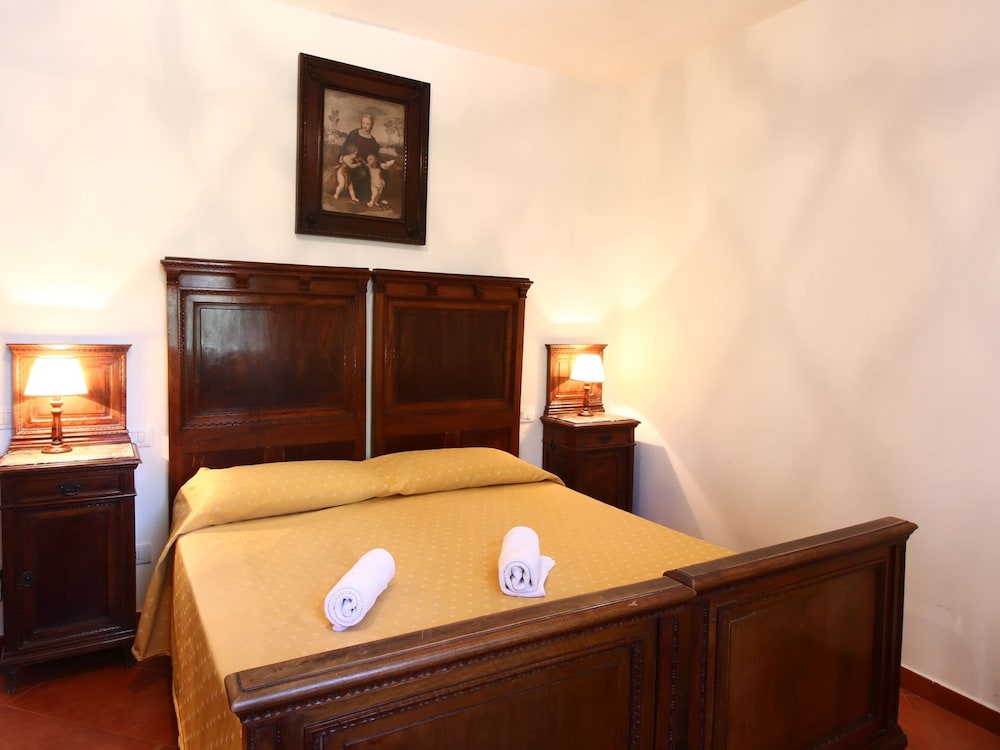 Stunning Farmhouse with Swimming Pool & Hot Tub in Umbria photo 2