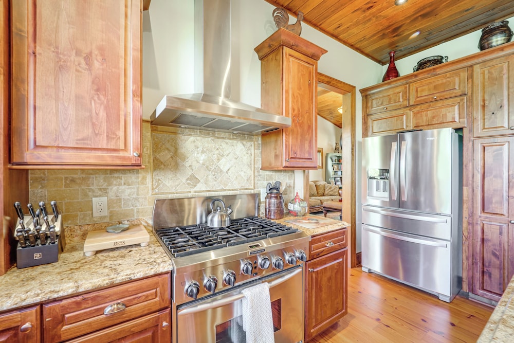 Hot Tub + Stunning Views: Luxury Beech Mtn Escape!