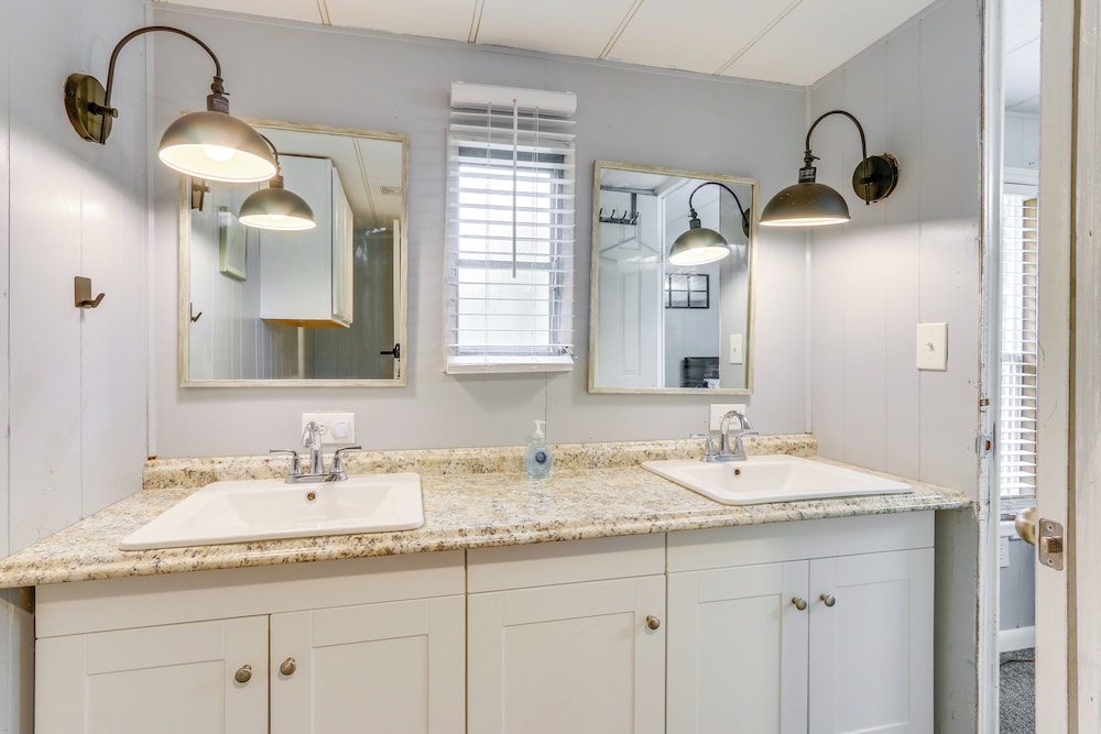 1 Mi to Sands Beach: Walkable Island Home w/ Yard!