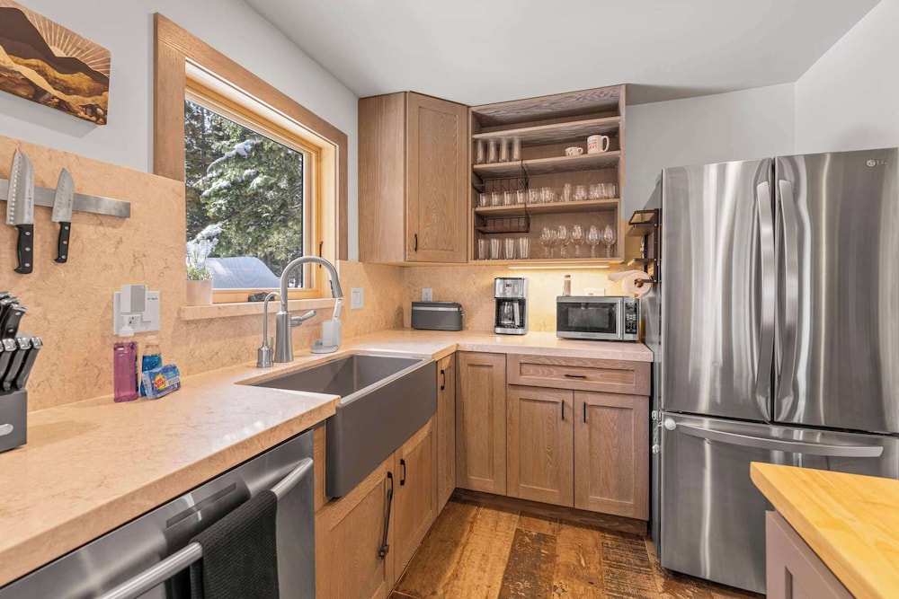 Tahoe City Retreat For 8!