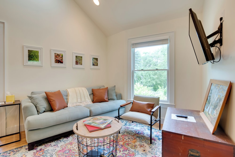 Getaway w/ Guest House - 6 Mi to Lake Glenville!