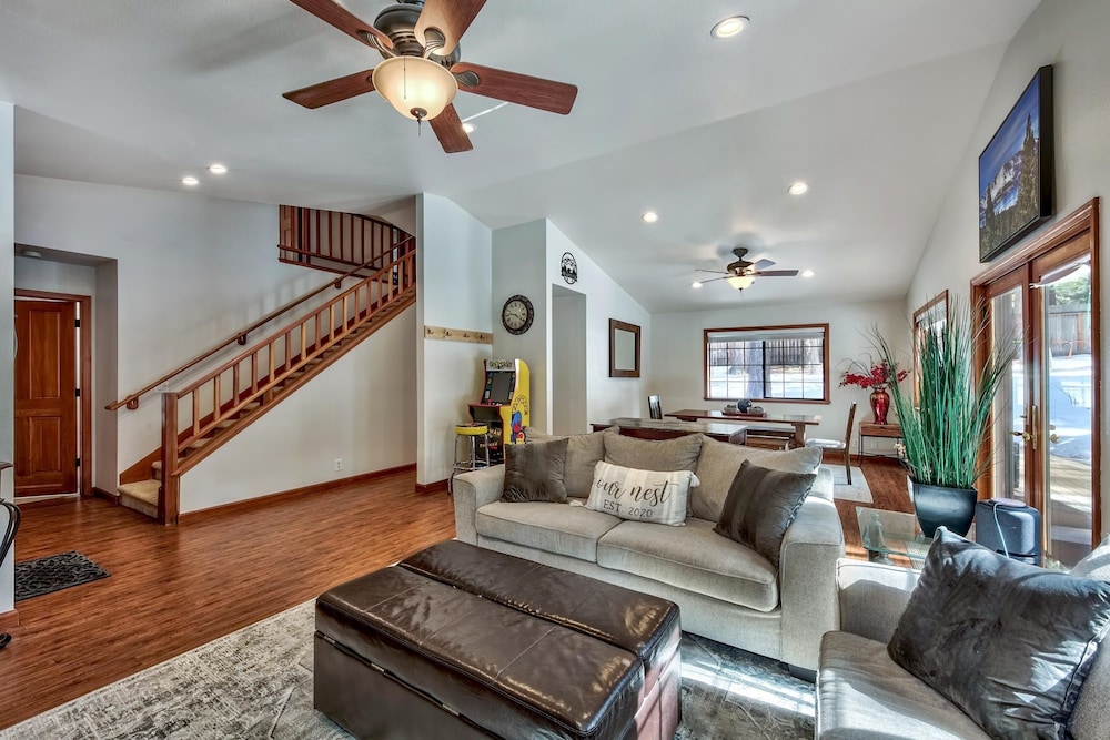 1760t Thunderbird Cabin 3 Bedroom Home