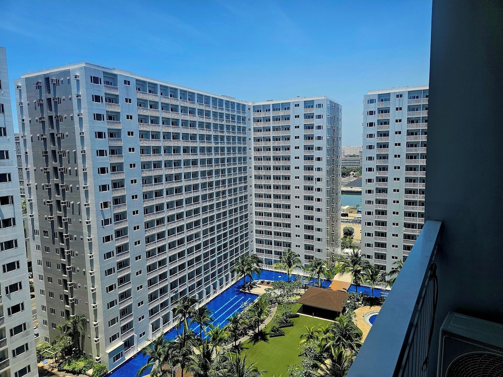 Hannah Crib at Shore Residences
