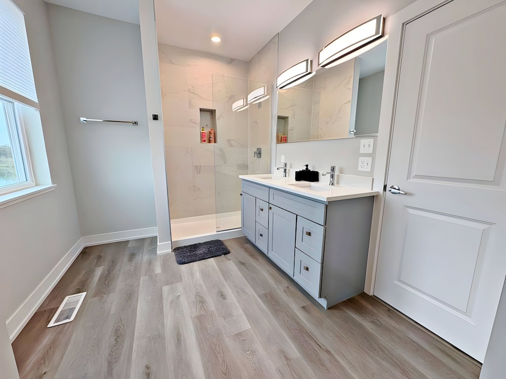 Modern 4BR with Parking - WV rep 4