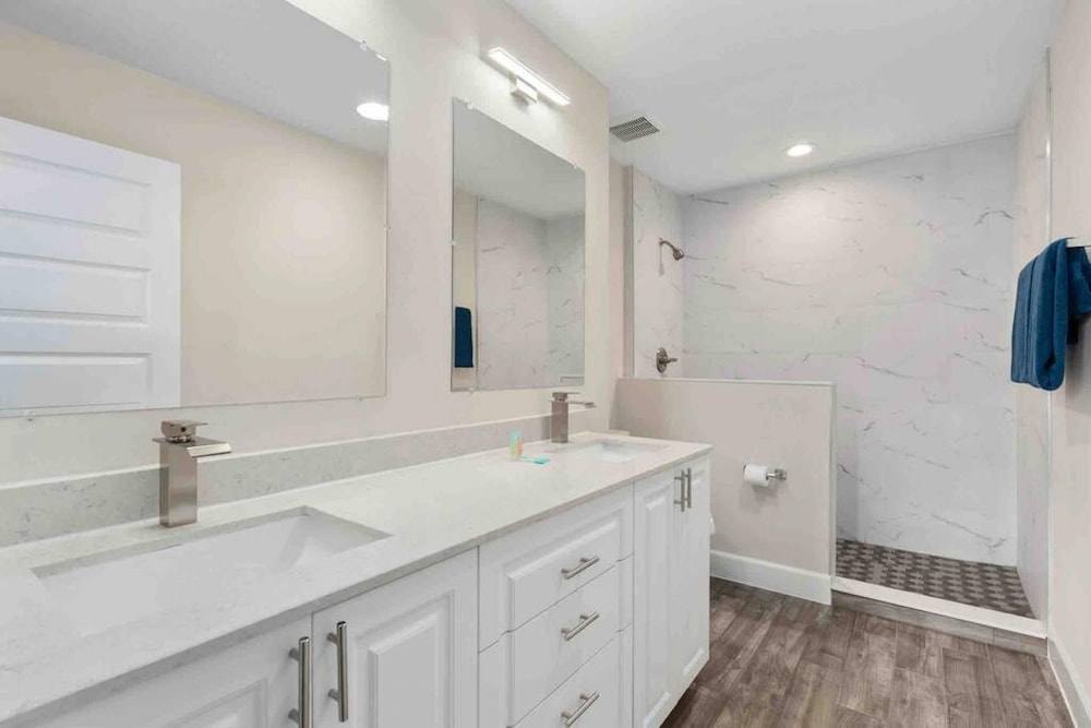 Super Epic- Sleeps 32 TWO Separate Townhomes