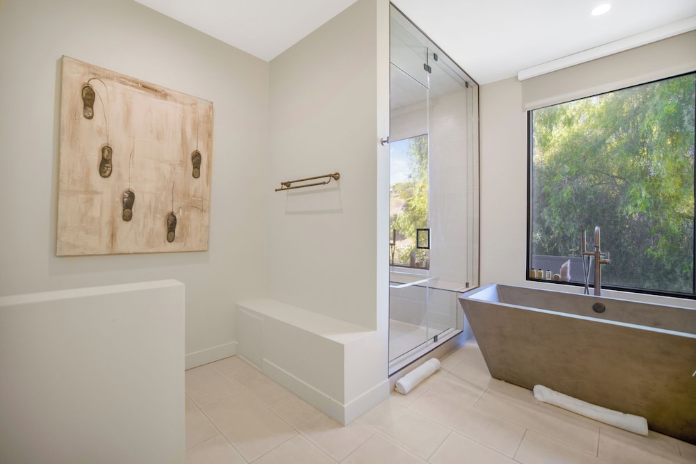 Villa Solea - Mulholland Retreat w/ Pool, Spa & Iconic LA Views