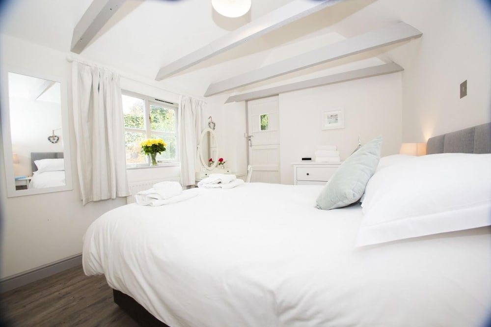 2 Bed Cottage - Sleeps 4 - Pets - Patio - Parking
