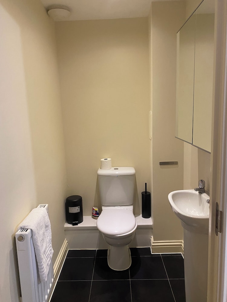Beautiful 4 Bedroom Home With Parking by Lakeside