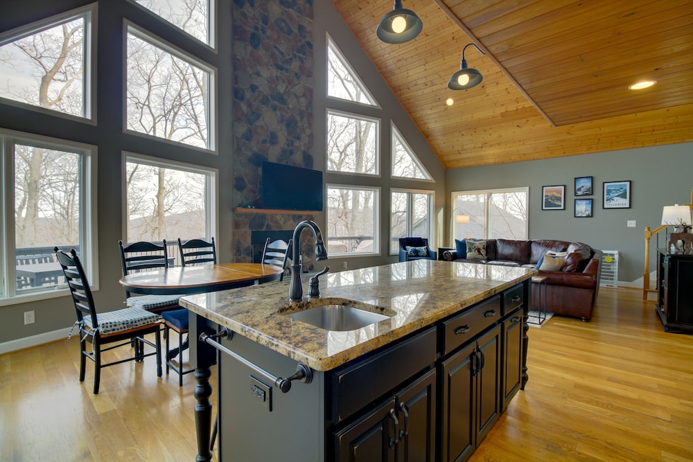 Wintergreen Resort Home: Close to Slopes & Trails view 2