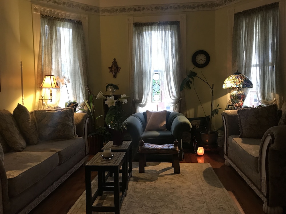 Historic Iron Horse Inn