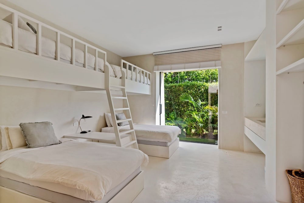 Magnificent 5BR Modern Tropical Villa With Pool