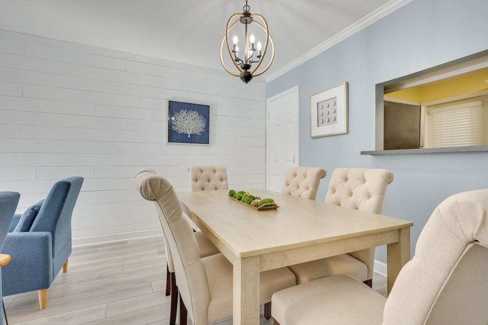 3 Mi to St Simons Beach: Gem w/ Pool Access & Deck