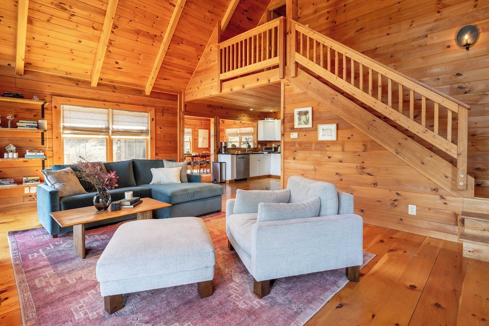 Secluded w/ Deck Views, Hot Tub, & Ping Pong Hudson in the Berks by Avantstay