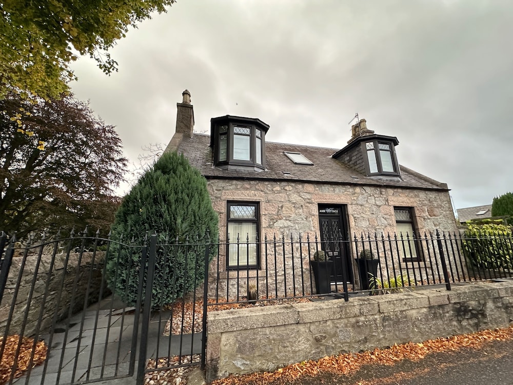 3 Bed Cottage Sleeps 2 With Parking, Garden & Wifi