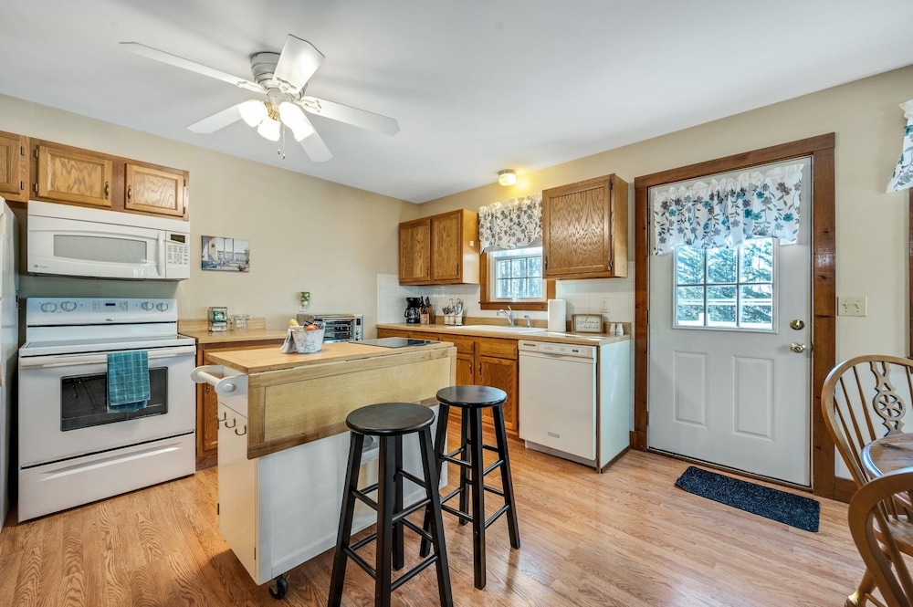 Cozy Bungalow Just Minutes From Mystic, Westerly Beaches, Boating And Casinos! 1 Bedroom Bungalow by RedAwning view 3