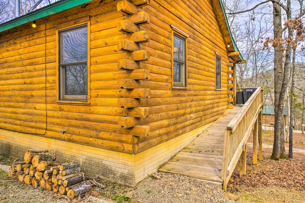 Cabin Retreat on Table Rock Lake w/ Fire Pit!