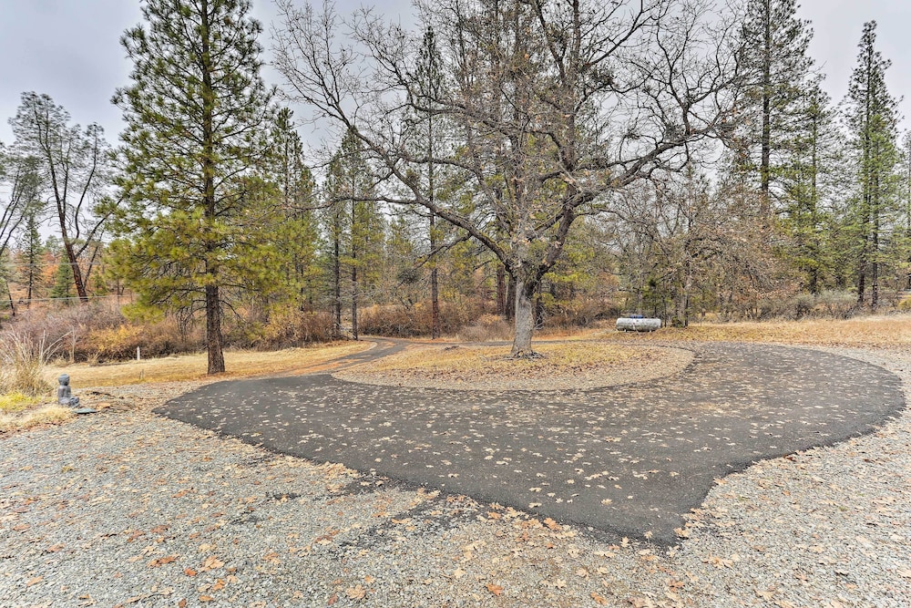 Peaceful Shasta Cascade Getaway on 15-acre Ranch!