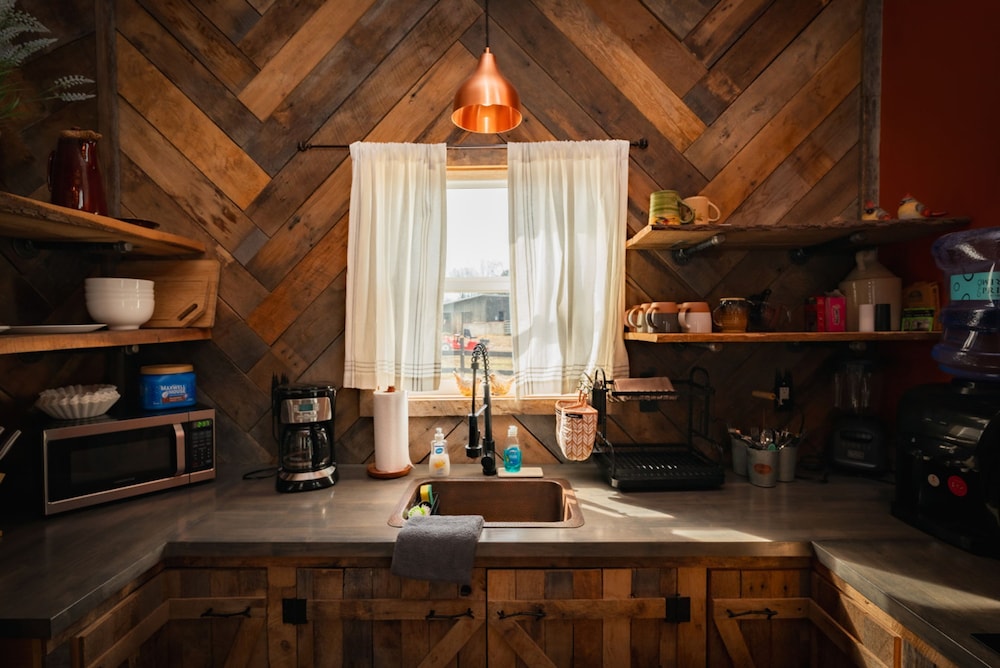 Treehouse Hot tub on 60 Acre Farm Near Downtown