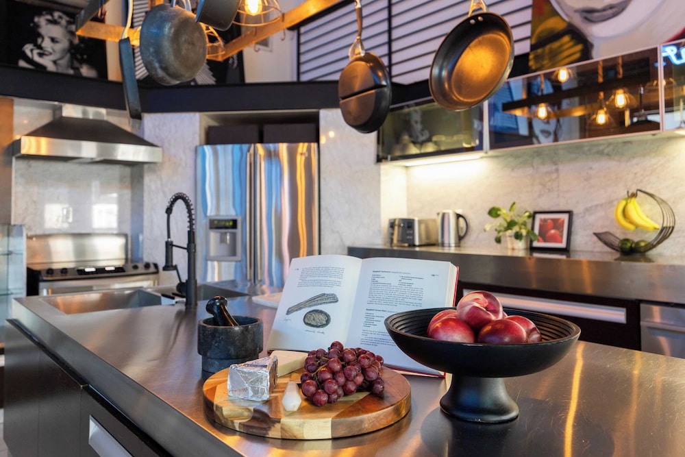 Skyline Lofts by Avantstay: a Multi-level Industrial-chic Retreat in Dtla With Rooftop Views, Soaring Ceilings & Steps to Dining, Music & Culture