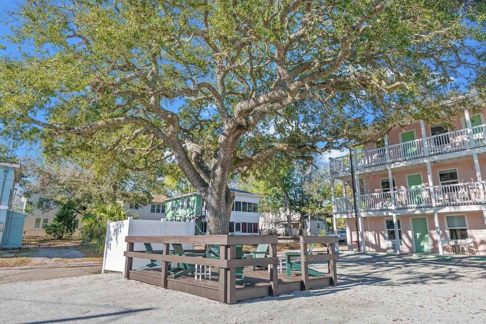 Treehouse Lounge - RR Beach Club