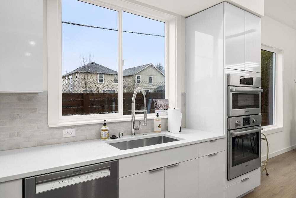 Brand New 5BR Home Fenced Yard Ample Parking