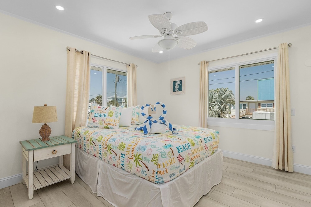 920 Bay Breeze Bungalow: Stunning Bay View Home W/ Heated Pool! 2 Bedroom Home