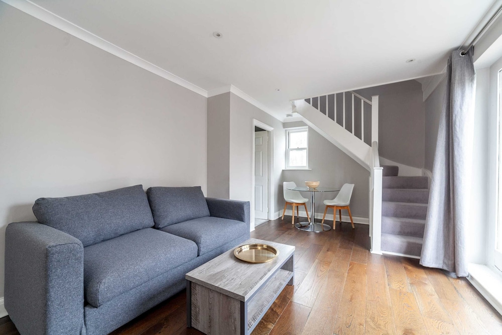 Spacious Battersea Gem With Balcony Bliss