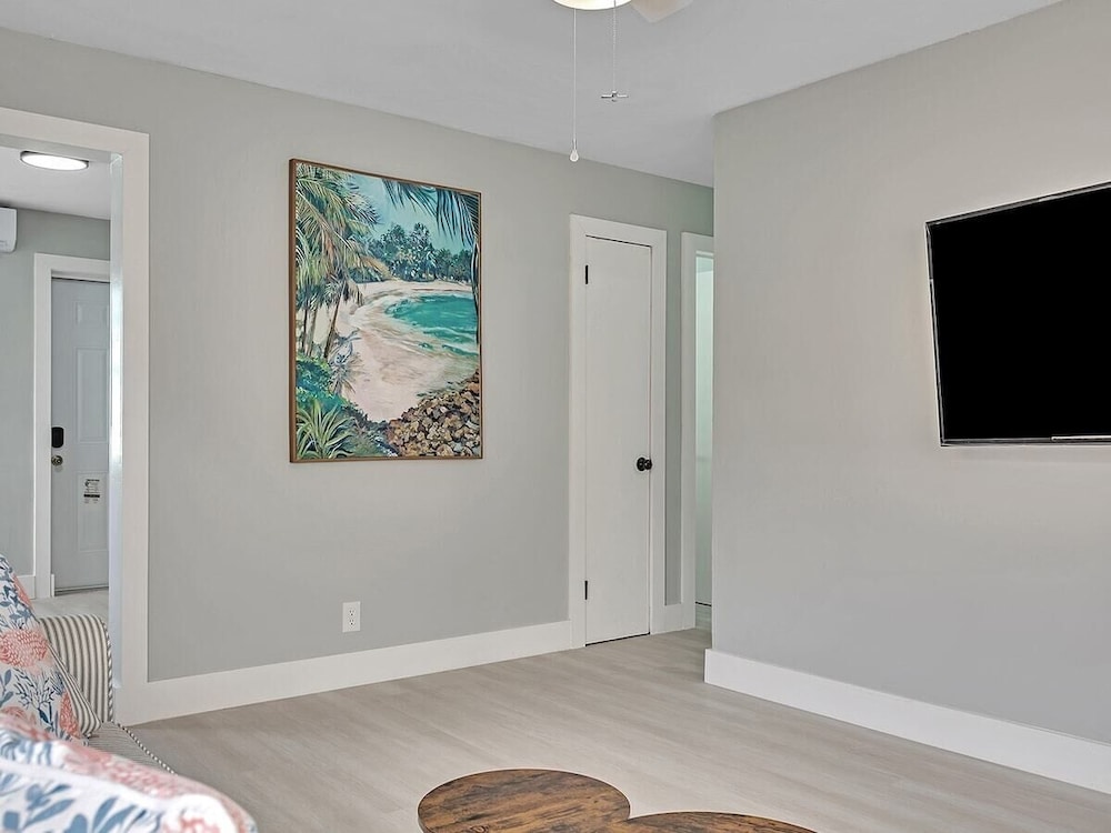 The Shell on Walnut 1br/1bath Hollywood Beach Free Parking