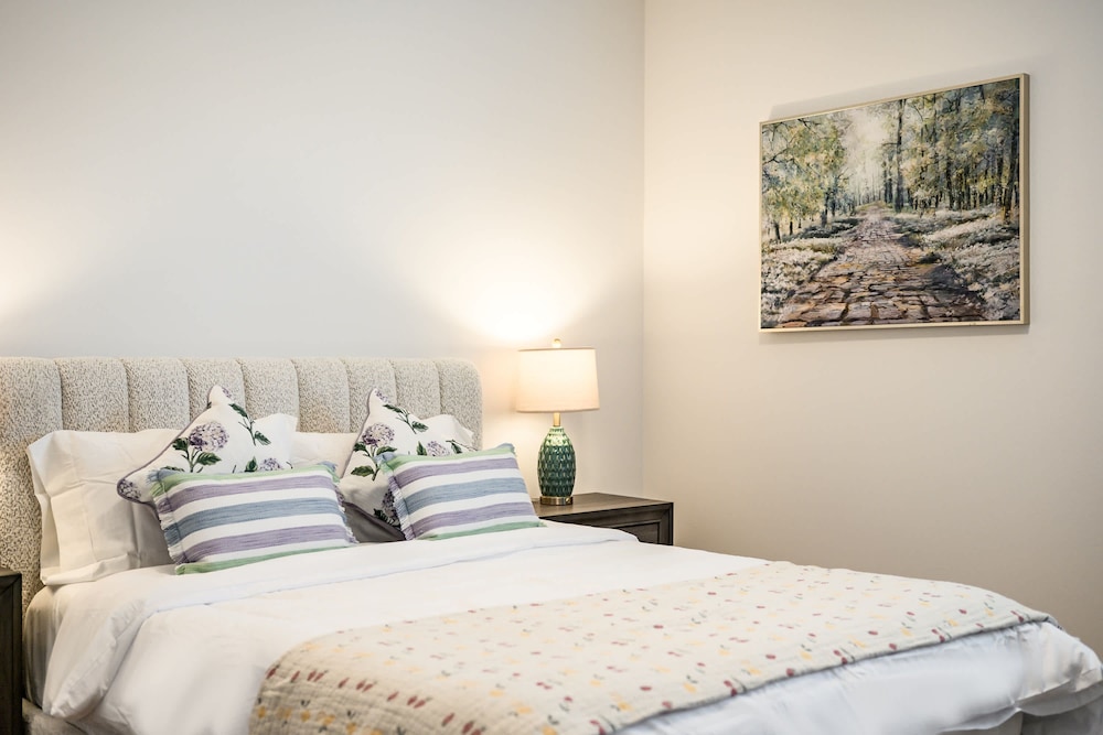 Spacious 5BR Getaway w Game Room Modern Comfort