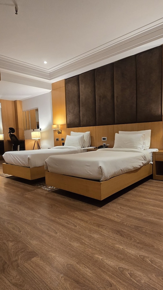 HOTEL SHEMRON