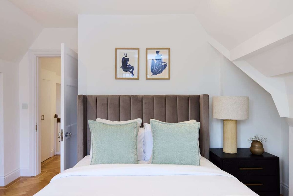 The Charm of Chelsea - Modern 4bdr With Shared Courtyard