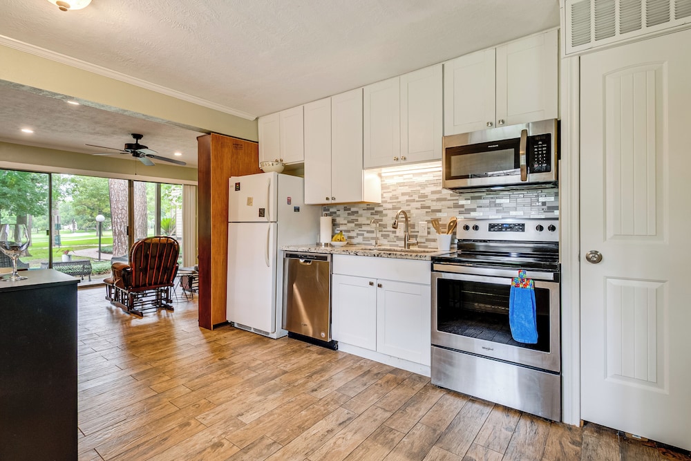 Walk to Lake Conroe - Condo w/ Community Perks!