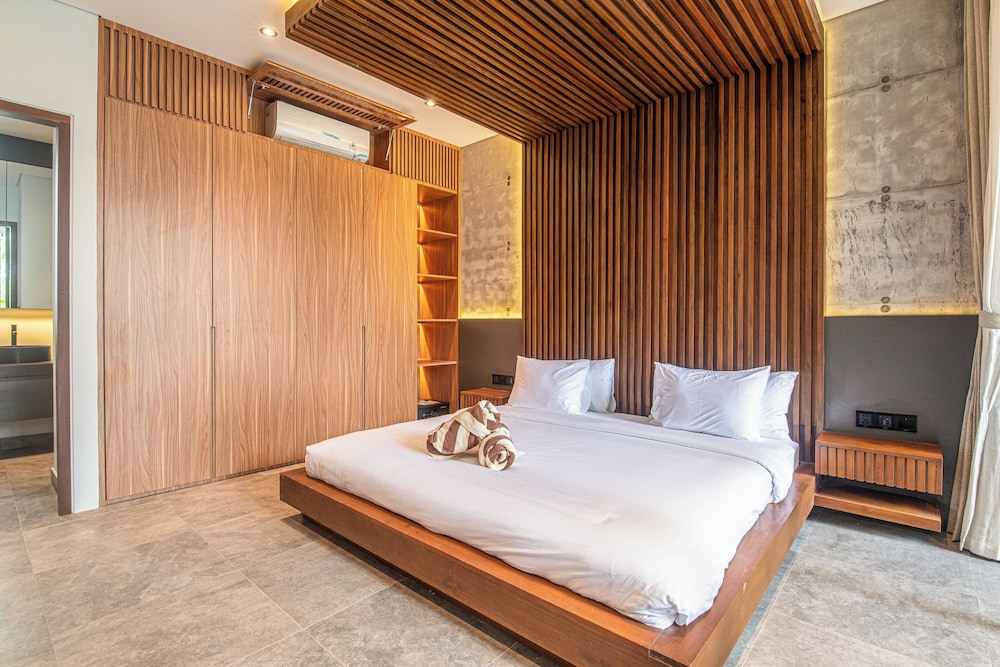 Modern 4BR Canggu Retreat Just 8mins to the Beach
