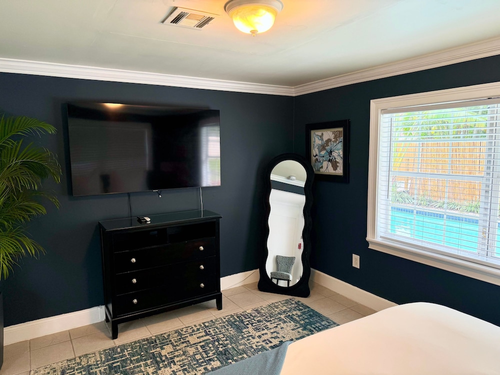 Islands Inn on the Drive - Sunset Suite - King Bed - B1