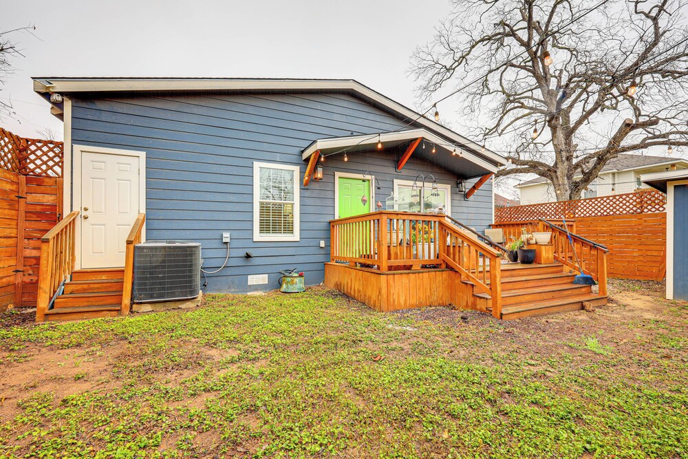 Artsy Bungalow w/ Yard in Dtwn San Antonio
