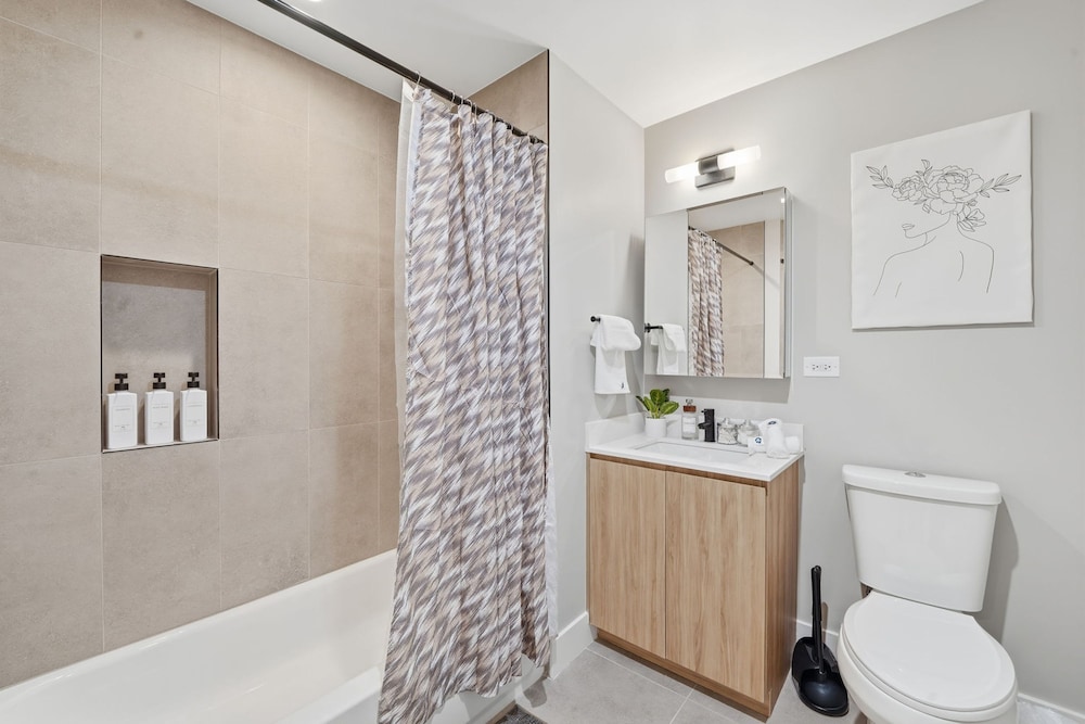 Chic 2BR Apartment in Edgewater Modern Comfort