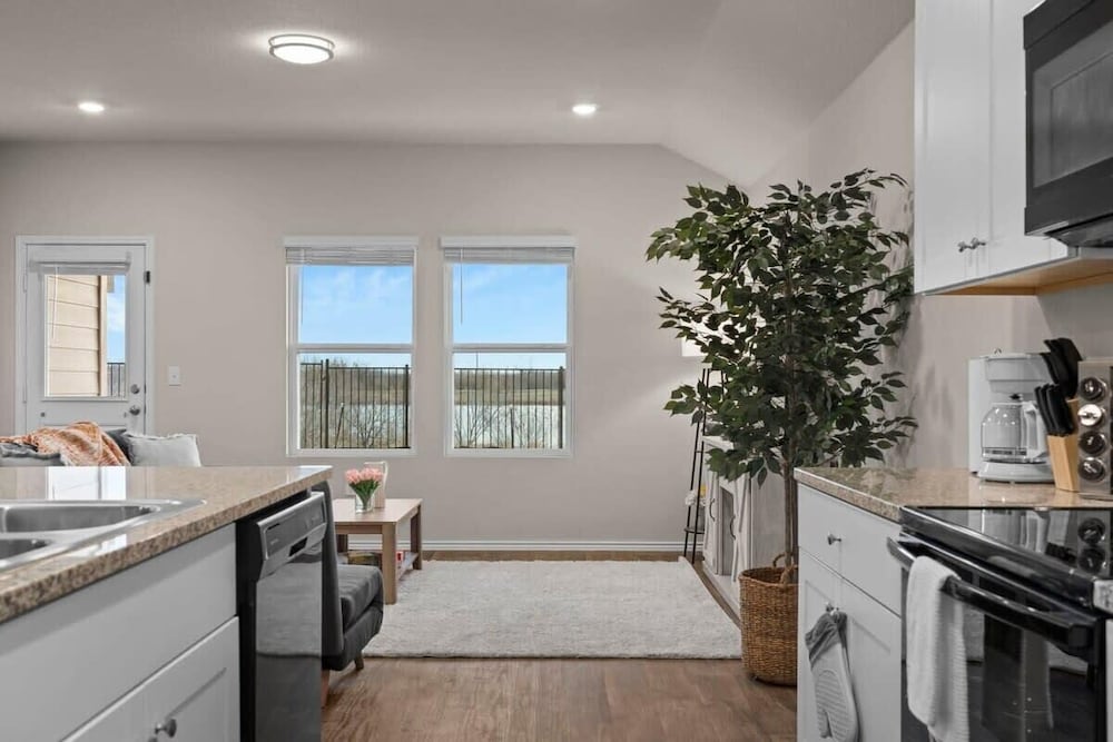 @ Marbella Lane - Amazing 4BR Lakeview Home