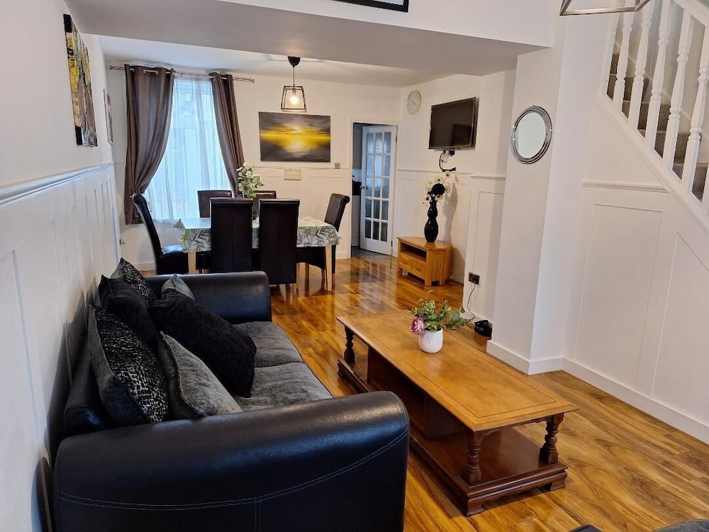 Fantastic Large Room with free parking