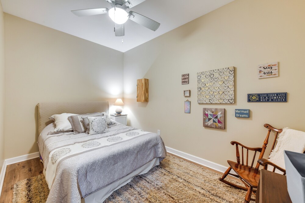 Lakefront Retreat w/ Dock, Patio & Grill in Bracey