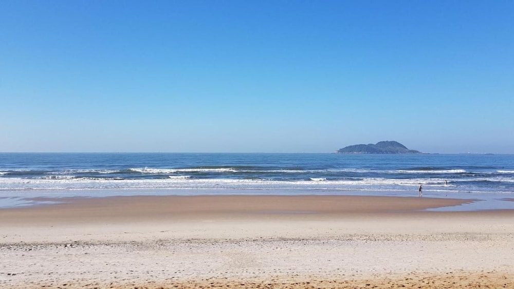 Pé na areia do Guarujá - Praia do Tombo (F)