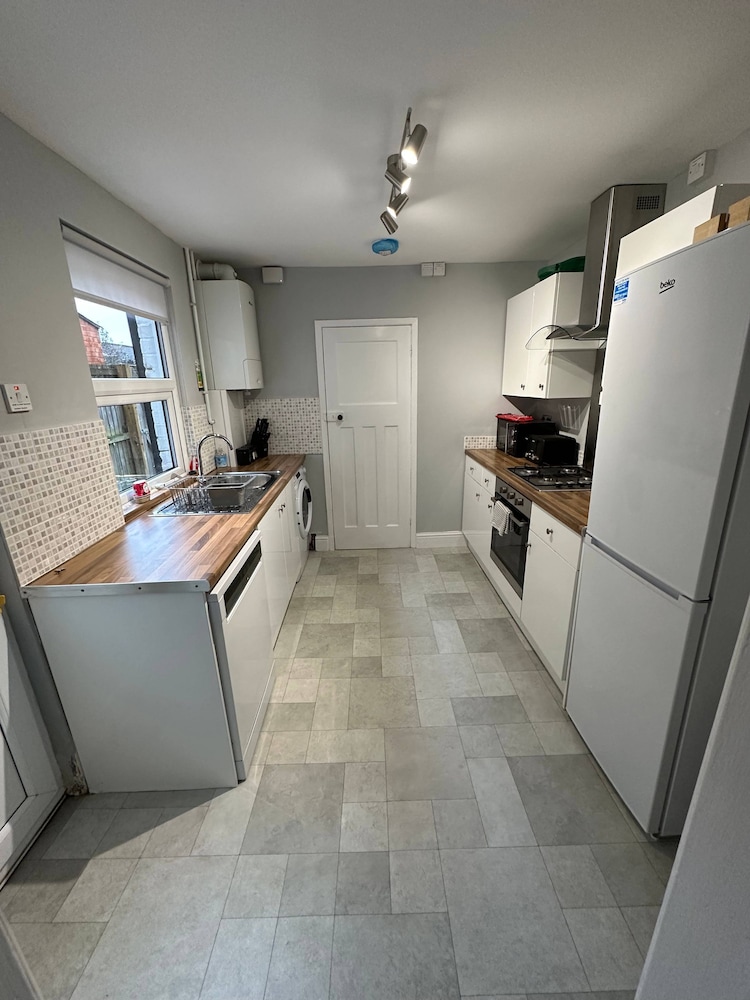 3 bed Chill Glouc With 3 Bedrooms and 1 Bathrooms