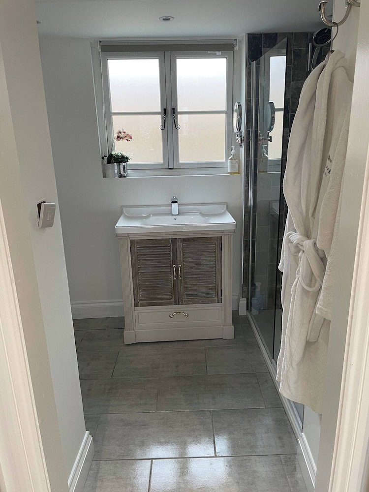 Cottage on High Street, own Parking and EV Charger
