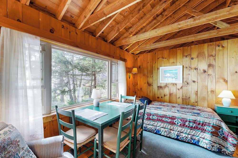 Cozy 1BR Cabin w/ Landscape Views